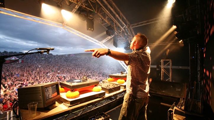 Premiere: Fatboy Slim Dazzles Hometown Crowd With 'Praise You'