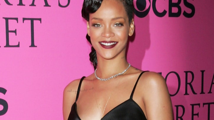 Rihanna Pledges $100,000 for Sandy Relief in Facebook Chat