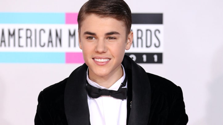 Watch: 2012 American Music Awards Red Carpet