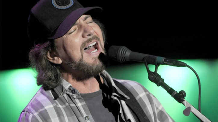 Pearl Jam Play 'In the Moonlight' With Josh Homme