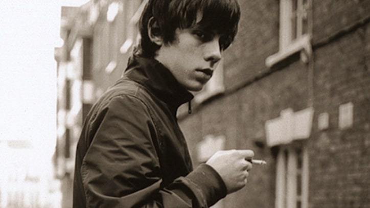Jake Bugg Is Surrounded by Words in 'Two Fingers' – Premiere
