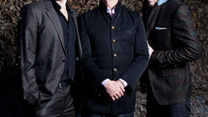 The Mountain Goats Perform Wry, Uplifting Indie Rock in Concert