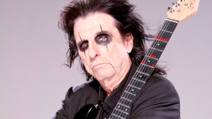 Alice Cooper Pays Homage to the Guitar Skills of Jeff Beck, George Harrison