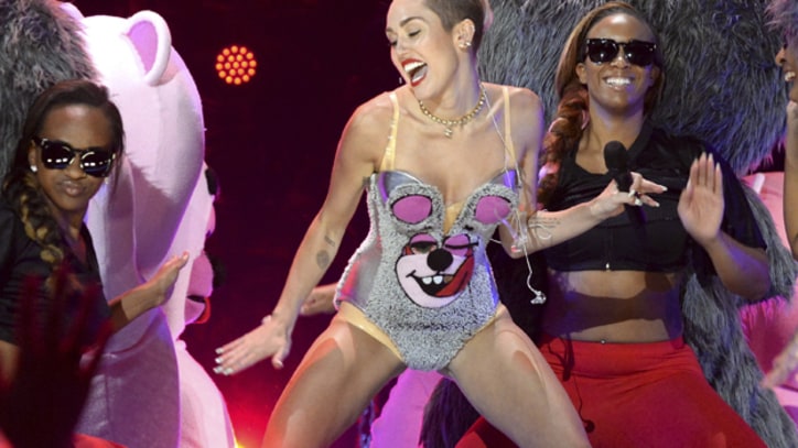 Miley Cyrus 'Can't Stop' Twerking at VMAs 2013, Twitter Reacts