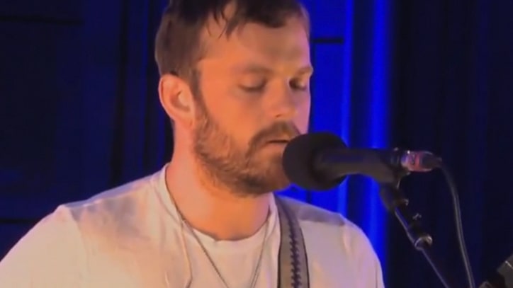 Kings of Leon Cover Robyn, Showcase New Songs