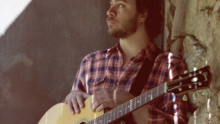 Amos Lee Covers John Prine's 'Christmas in Prison' - Premiere