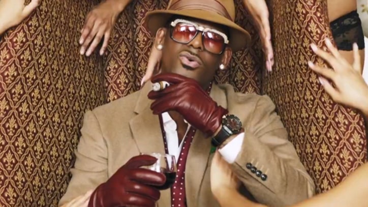 R. Kelly Cooks Up NSFW 'Cookie' Clip
