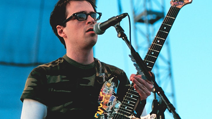 Flashback: Weezer Reunite In 2000 After Three-Year Hiatus