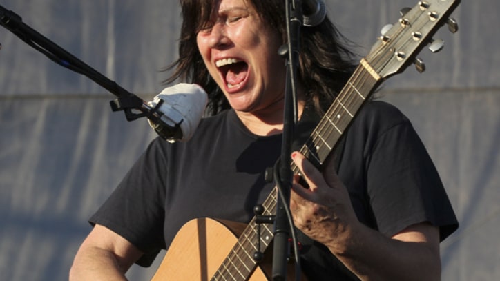 Watch Kim and Kelley Deal Perform 'Gigantic,' 'Cannonball' Unplugged