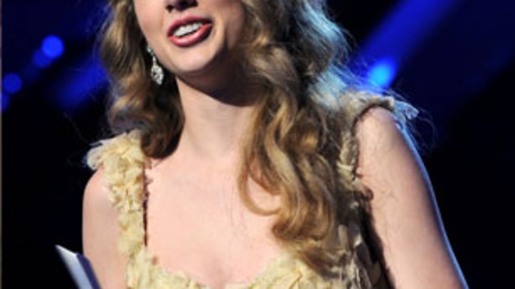 Taylor Swift Wins at Academy of Country Music Awards