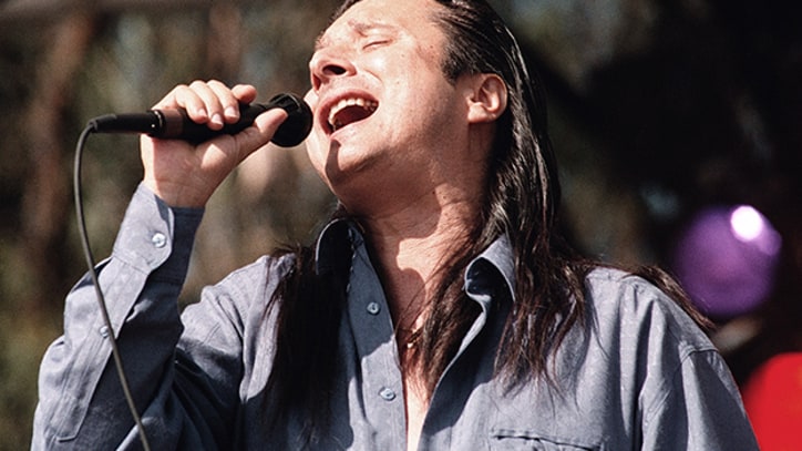 Flashback: Steve Perry Plays 'Don't Stop Believin'' on Final Tour