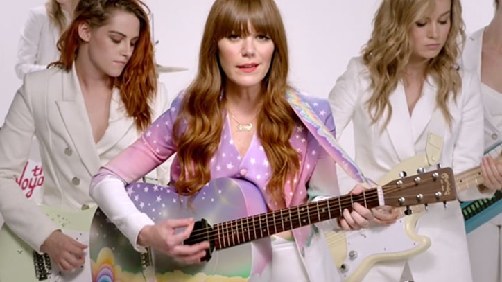 Anne Hathaway, Kristen Stewart Breakdance for Jenny Lewis Video