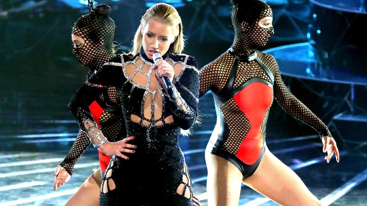 Iggy Azalea Busts Out 'Black Widow' at the 2014 VMAs