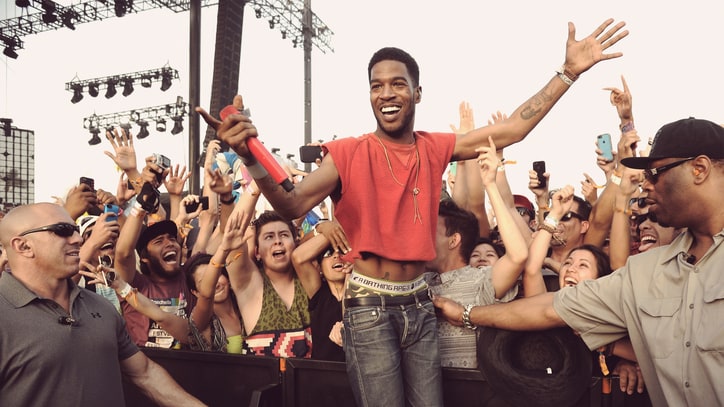 Kid Cudi Collapses During Chicago Concert