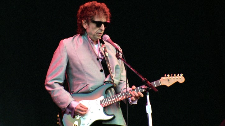 Flashback: Bob Dylan Sings 'I Shall Be Released' With Elvis Costello
