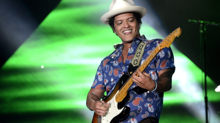 Bruno Mars Helps Mark Ronson Chase Down 'Uptown Funk'