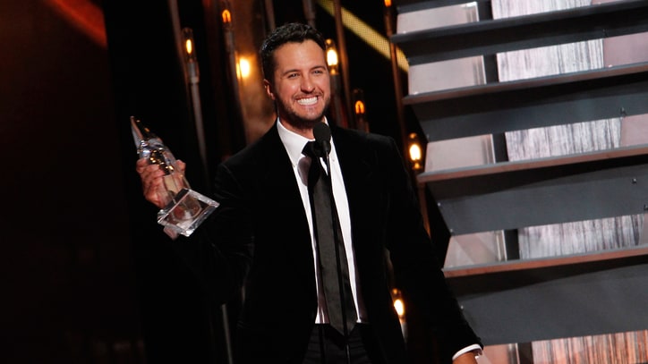 Luke Bryan Named Entertainer of the Year at 2014 CMA Awards