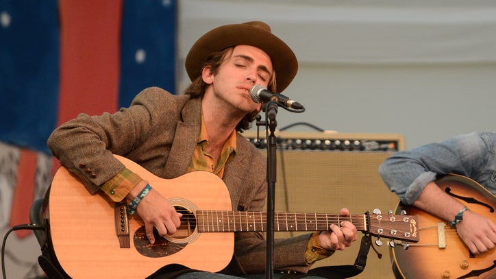 Hear Andrew Combs Take on Social Media on New Song 'Foolin''