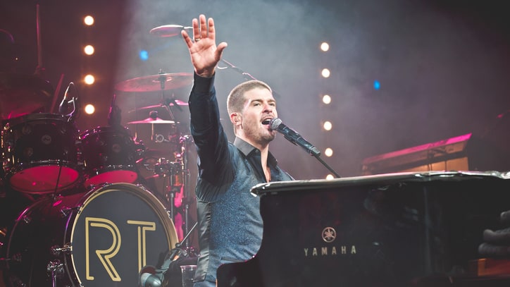 Robin Thicke Plays Piano in Court at 'Blurred Lines' Trial