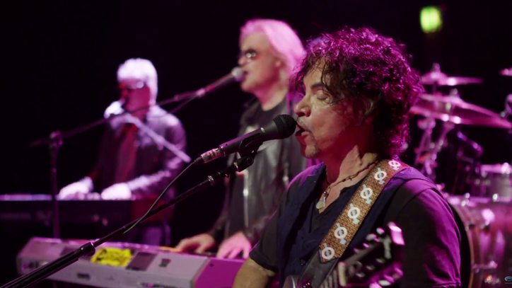 Watch Hall and Oates Tear Through 'Private Eyes' Live in Ireland