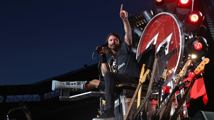 Watch Foo Fighters, Dave Grohl's Doctor Cover White Stripes