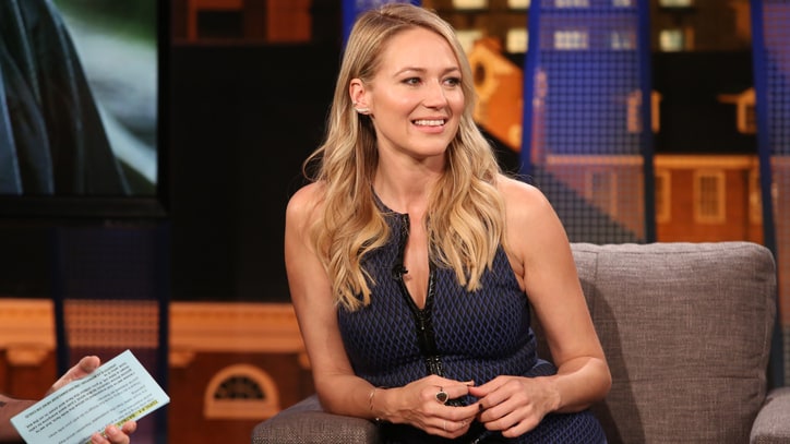 Jewel Returns to Folk Roots on 'Picking Up the Pieces' Album