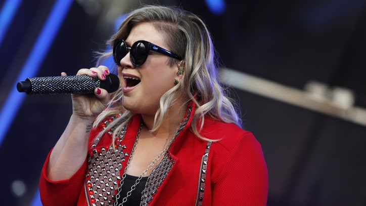 Kelly Clarkson Cancels Tour Dates to Rest Voice