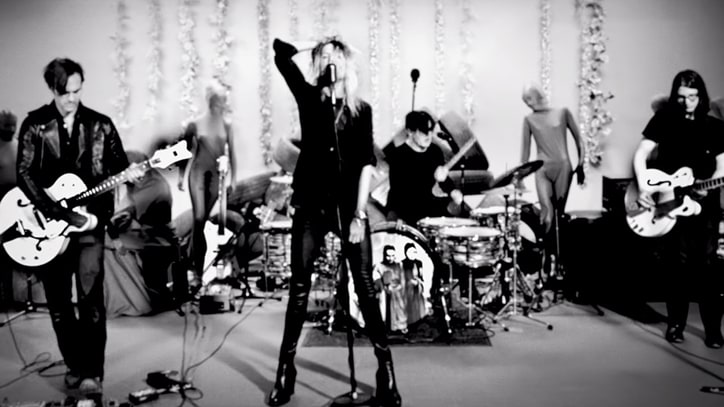 Dead Weather Guitarist Describes 'Let Me Through' Technique