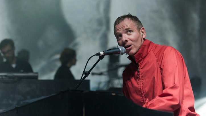 Belle and Sebastian Cancel Tour Over Singer's Health