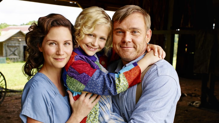 Jennifer Nettles Previews Dolly Parton's 'Coat' Movie: Ram Report