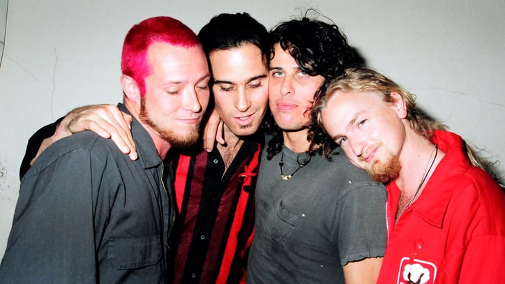 Watch Stone Temple Pilots' Heartfelt Musical Tribute to Scott Weiland