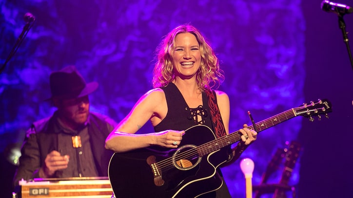 Jennifer Nettles Plots New Solo Album 'Playing With Fire'