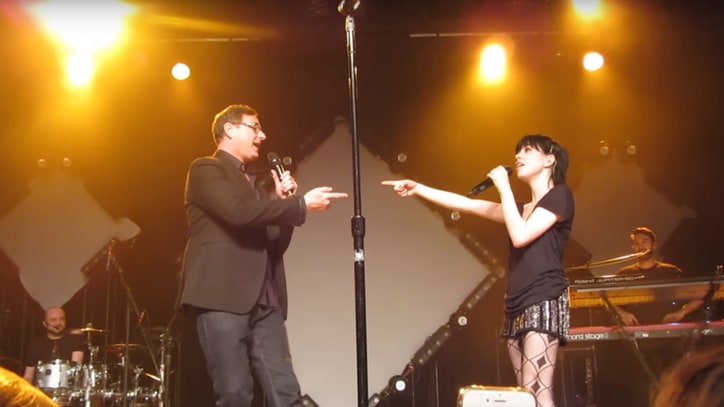 Carly Rae Jepsen, Bob Saget Sing 'Full House' Theme Together