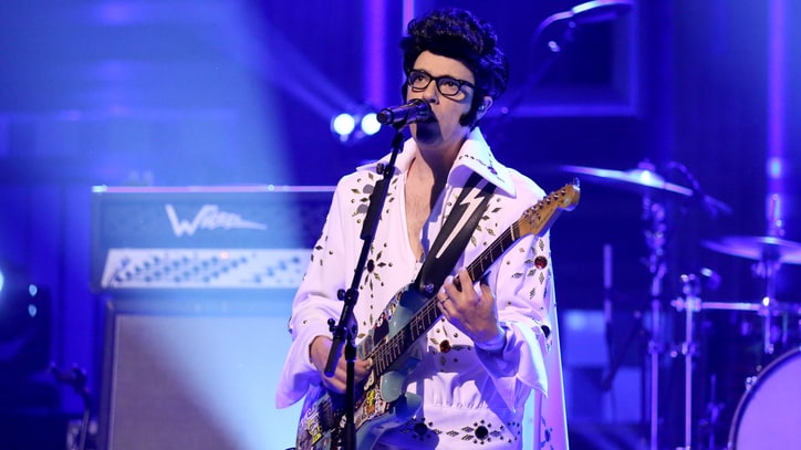 Rivers Cuomo Dresses as Elvis Presley for Weezer's 'King of the World' on 'Fallon'