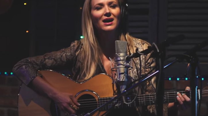 Watch Jewel's Back-to-Basics 'Pretty Faced Fool' Video