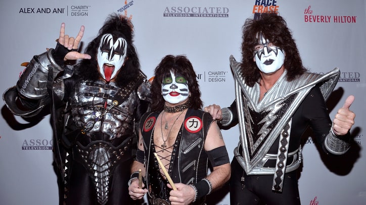 Watch Kiss Perform as Trio After Paul Stanley Tears Bicep