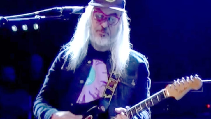 Watch Dinosaur Jr. Perform Thunderous New Single 'Tiny'