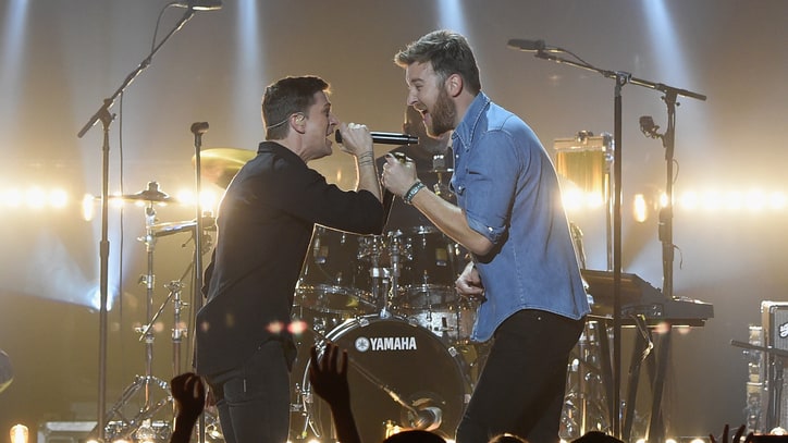 See Rob Thomas and Charles Kelley's Swaggering 'Smooth'
