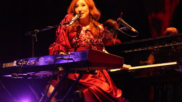 Tori Amos Performs with String Quartet in Manhattan