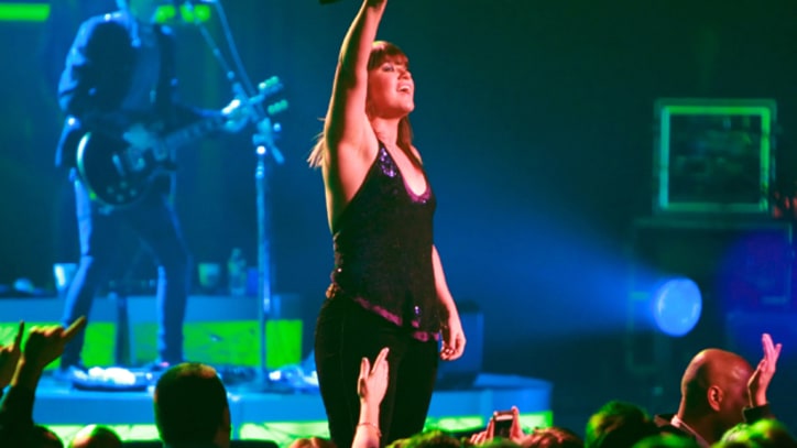 On the Charts: Kelly Clarkson Starts the Slow Burn