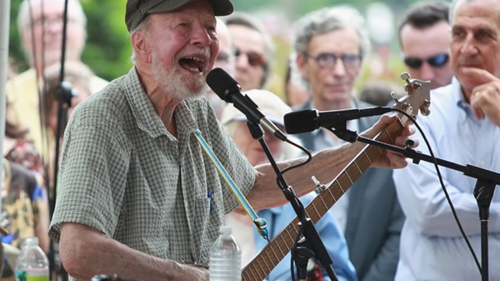 Pete Seeger Teams With Bruce Springsteen, Steve Earle on New Albums