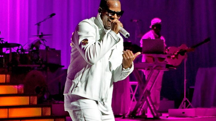 R. Kelly Impresses, Confounds in Chicago