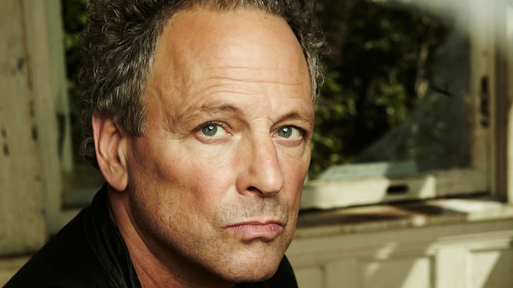 Lindsey Buckingham Powers Through Solo Version of 'Big Love'