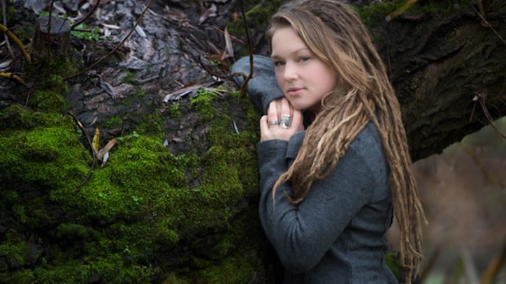 Crystal Bowersox Gets in 'Stitches' With Jakob Dylan - Song Premiere