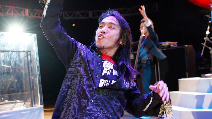 Flashback: Journey Unveil Arnel Pineda at 2008 Concert in Chile