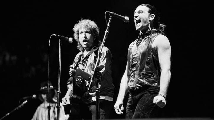 Flashback: Bob Dylan Sings 'Blowin' in the Wind' With Bono