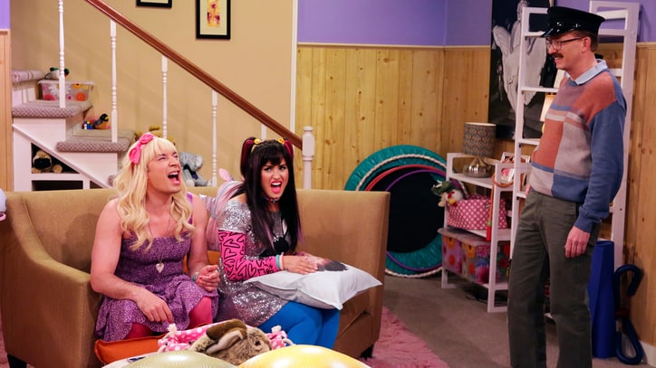 Watch Demi Lovato, Jimmy Fallon Take Emoji Selfies in 'Ew!' Sketch
