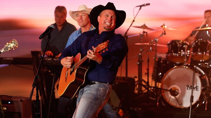 Review: Garth Brooks' Enthusiasm Cannot Save Flat 'Gunslinger' Material