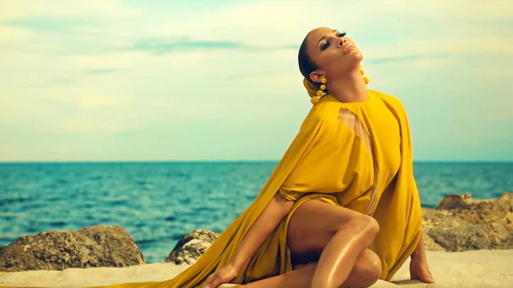 Watch Jennifer Lopez's Steamy, Tropical 'Ni Tu Ni Yo' Video