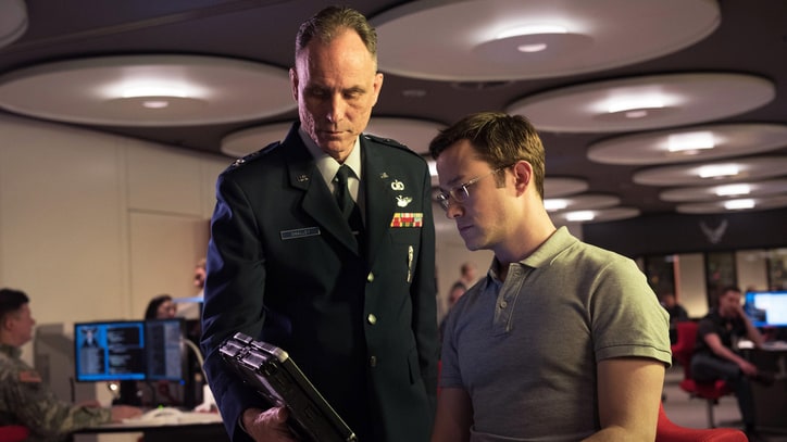 'Snowden' Review: Oliver Stone's Whistleblower Biopic Isn't Crazy Enough